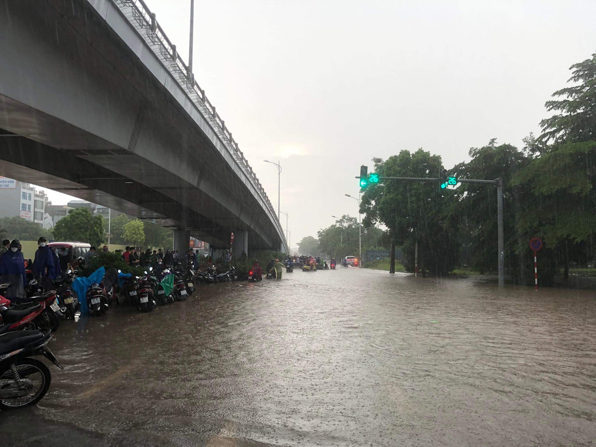 Đường phố Hà Nội thành sông, giao thông tê liệt hàng giờ - Ảnh 10.