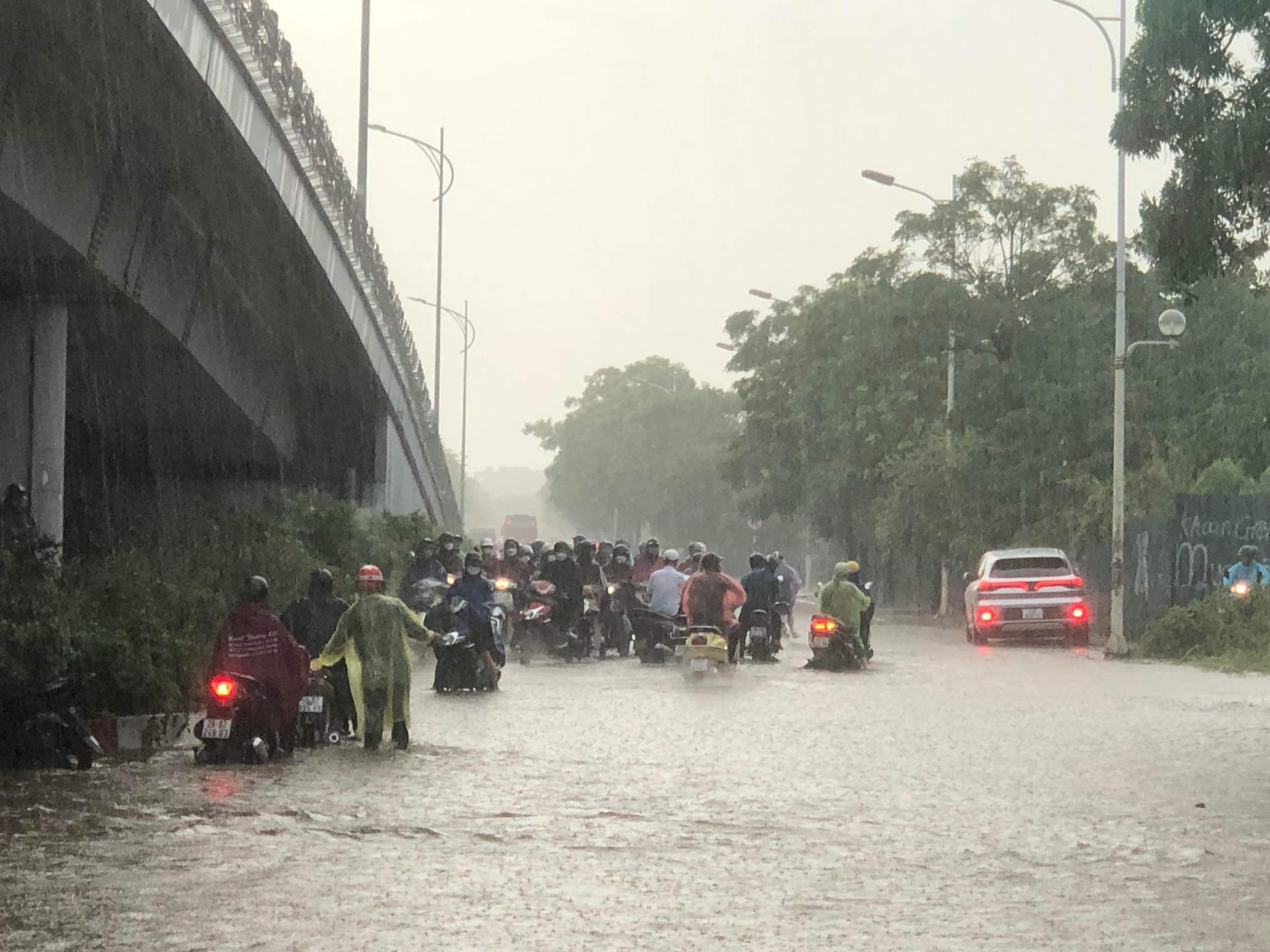 Đường phố Hà Nội thành sông, giao thông tê liệt hàng giờ - Ảnh 11.