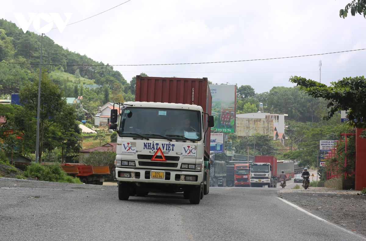 Đèo Bảo Lộc chính thức thông xe sau gần 48h xảy ra sạt lở đất - Ảnh 5.