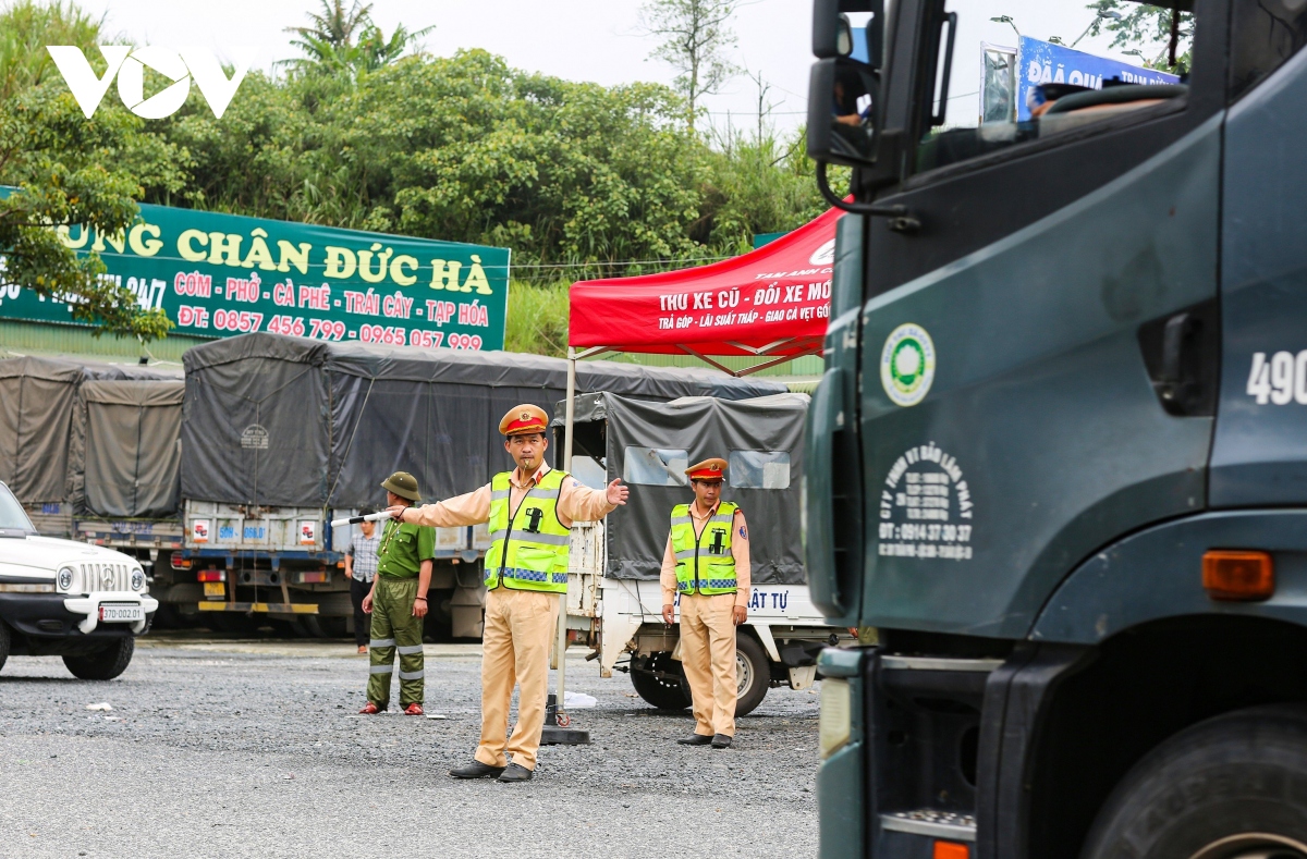 Đèo Bảo Lộc chính thức thông xe sau gần 48h xảy ra sạt lở đất - Ảnh 4.