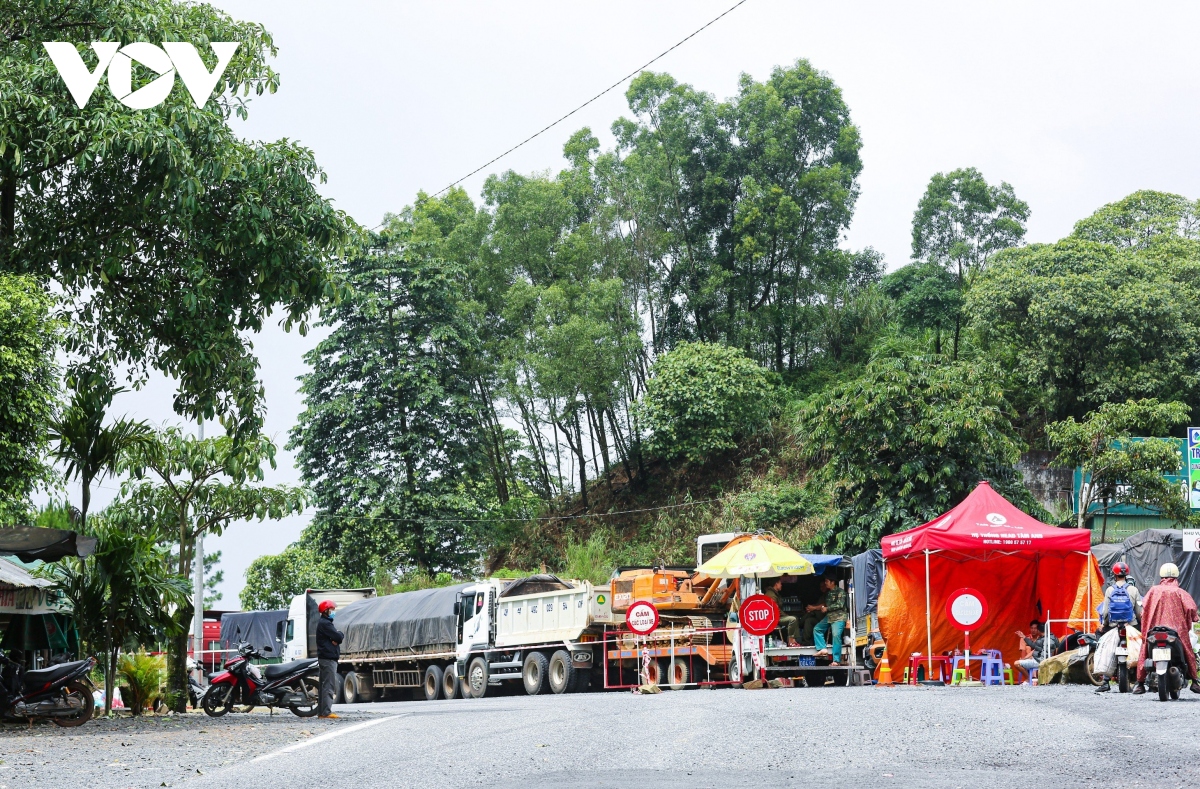 Đèo Bảo Lộc chính thức thông xe sau gần 48h xảy ra sạt lở đất - Ảnh 3.