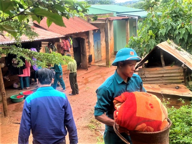 Loạt vết nứt bất thường sau hai tiếng nổ lớn, Đắk Nông di dời khẩn cấp 17 hộ dân - Ảnh 3.