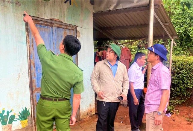 Loạt vết nứt bất thường sau hai tiếng nổ lớn, Đắk Nông di dời khẩn cấp 17 hộ dân - Ảnh 2.