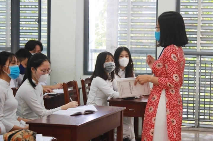 Giáo viên làm thêm đủ việc, cả bóc tỏi, cuốc cỏ thuê để nuôi nghề chính - Ảnh 2. Giáo viên làm thêm đủ việc, cả bóc tỏi, cuốc cỏ thuê để nuôi nghề chính - Ảnh 2.