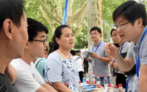 Phụ huynh mở tiệc mừng con đậu đại học, họ h&agrave;ng thấy t&ecirc;n trường đều &ldquo;biến sắc&rdquo;