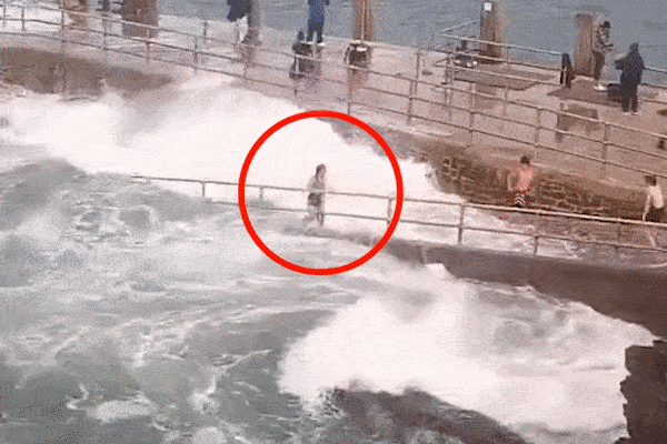 Tai nạn hy hữu: Cô gái bị sóng biển đánh rơi khỏi bến tàu, bạn bè ở trên bất lực không thể cứu - Ảnh 1.