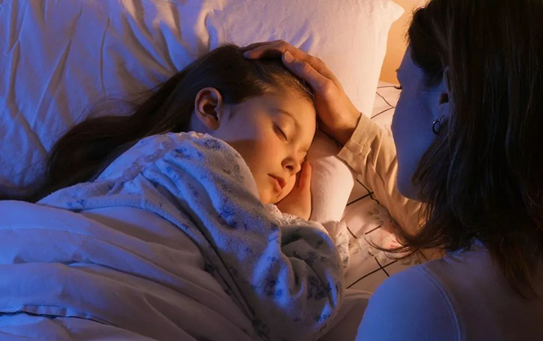 Duy trì 2 điều này trước khi đi ngủ giúp chiều cao và sức khỏe của bé cải thiện đáng kể - Ảnh 1.