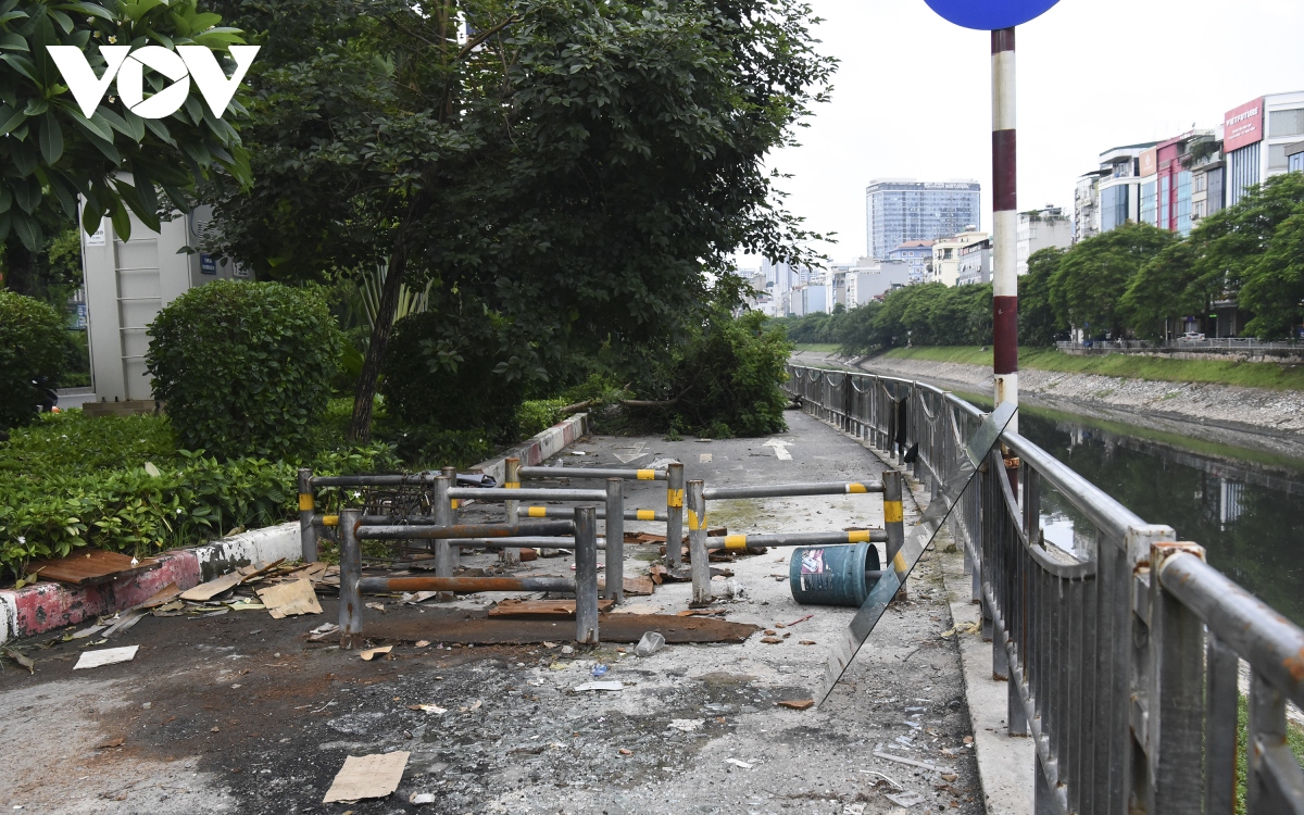 Đường đi bộ gần 65 tỷ đồng ở Hà Nội hoang tàn và ngập rác thải - Ảnh 16.