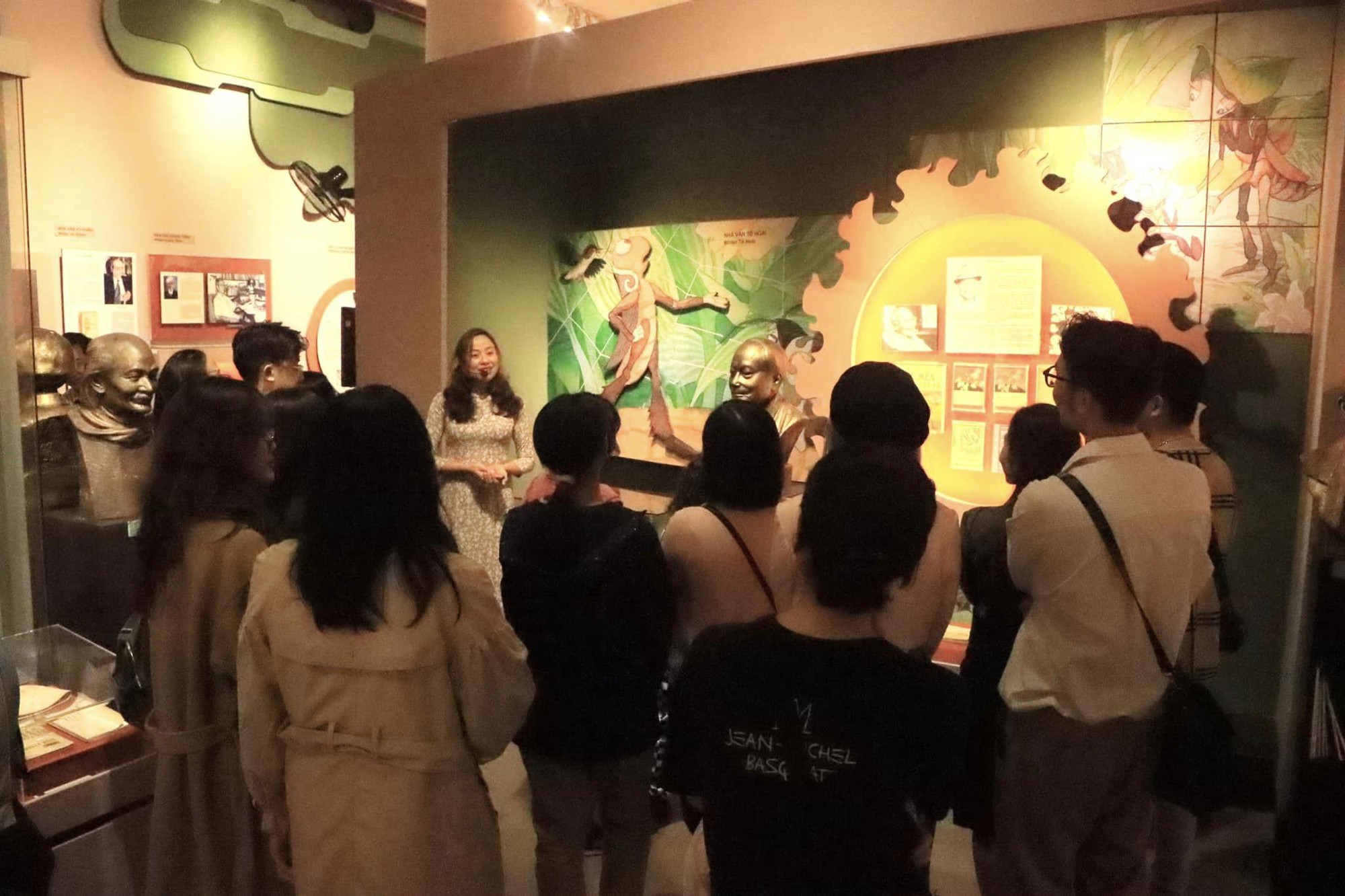 Trải nghiệm tour đêm Hà Nội đi thăm bảo tàng, tận mắt thấy những sản phẩm ký ức
