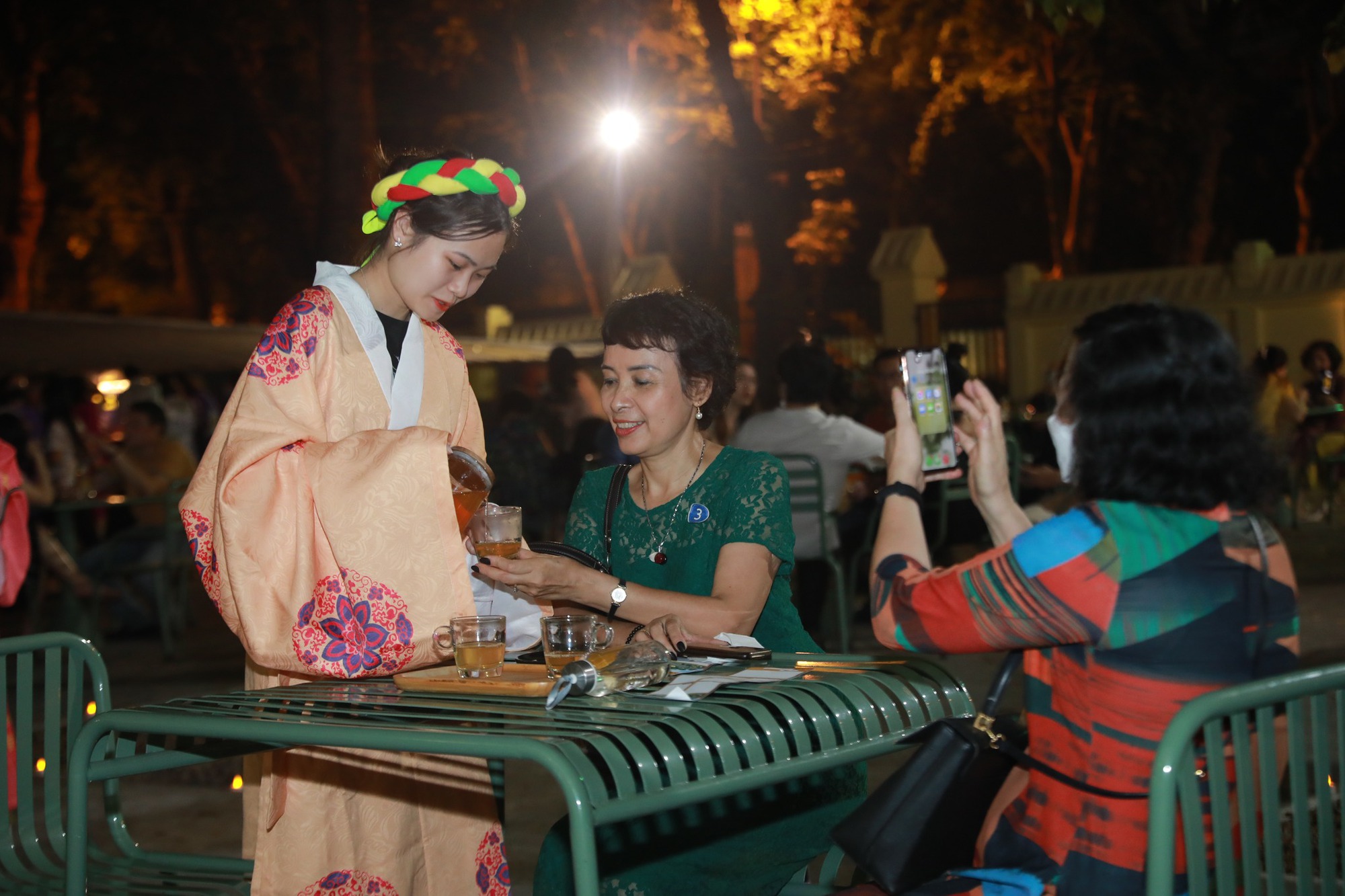 Trải nghiệm tour đêm Hà Nội đi thăm bảo tàng, tận mắt thấy những sản phẩm ký ức