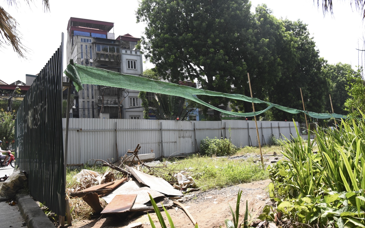 Đường đi bộ gần 65 tỷ đồng ở Hà Nội hoang tàn và ngập rác thải - Ảnh 9.