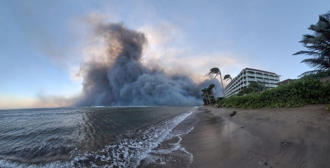 Đám cháy rừng tàn phá thành phố nghỉ dưỡng ở Hawaii, 36 người thiệt mạng - Ảnh 8.