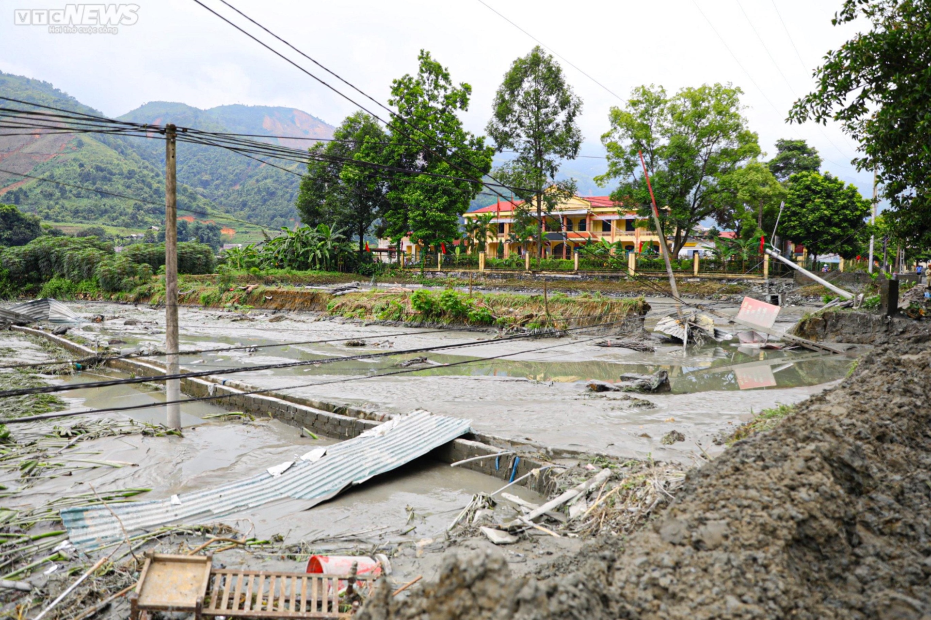 Bản làng tan hoang sau sự cố vỡ hồ thải quặng đồng ở Lào Cai - Ảnh 1.
