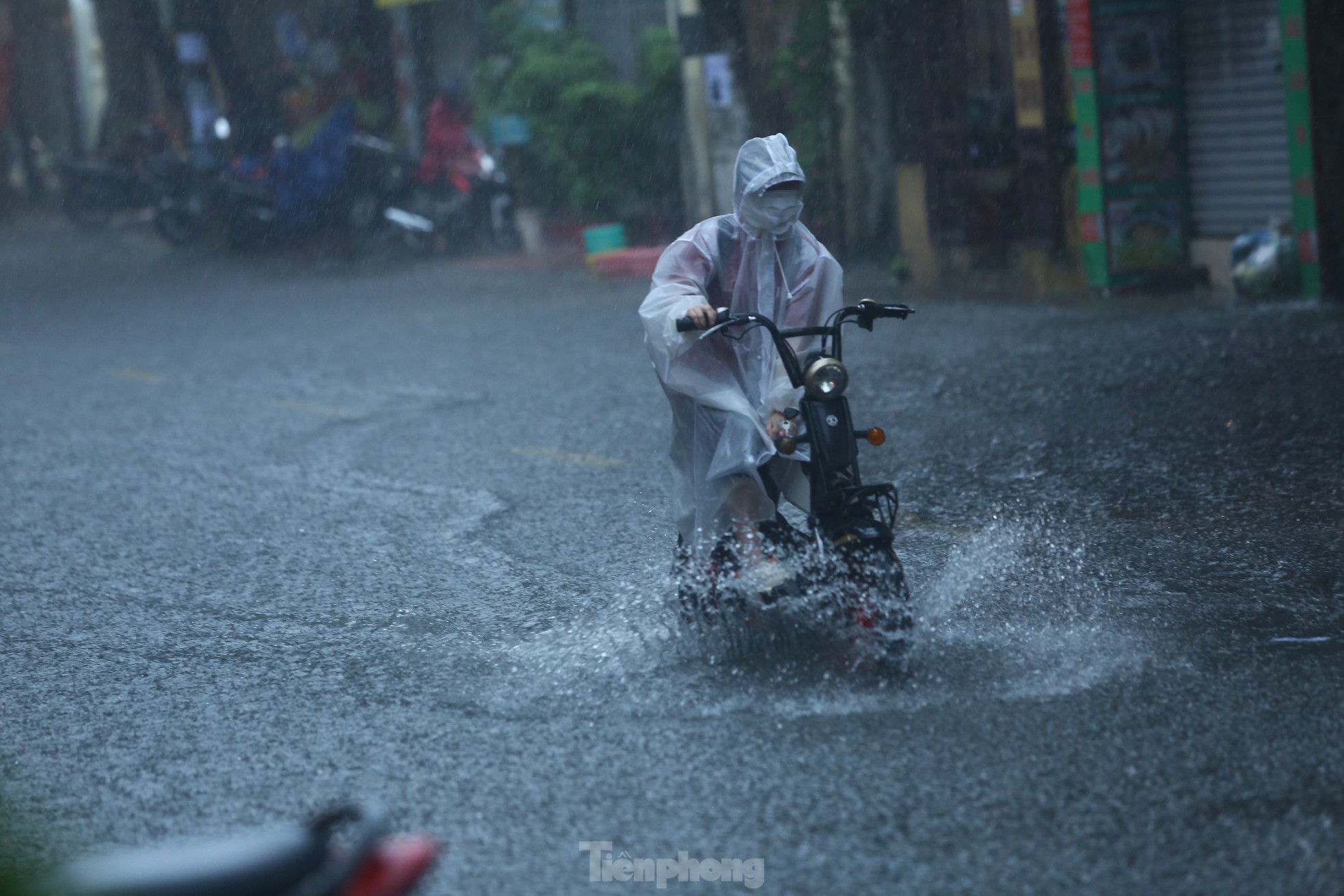 Bị mưa lớn &quot;đánh úp&quot; giữa trưa, nhiều tuyến phố Hà Nội ngập sâu đến chiều - Ảnh 1.