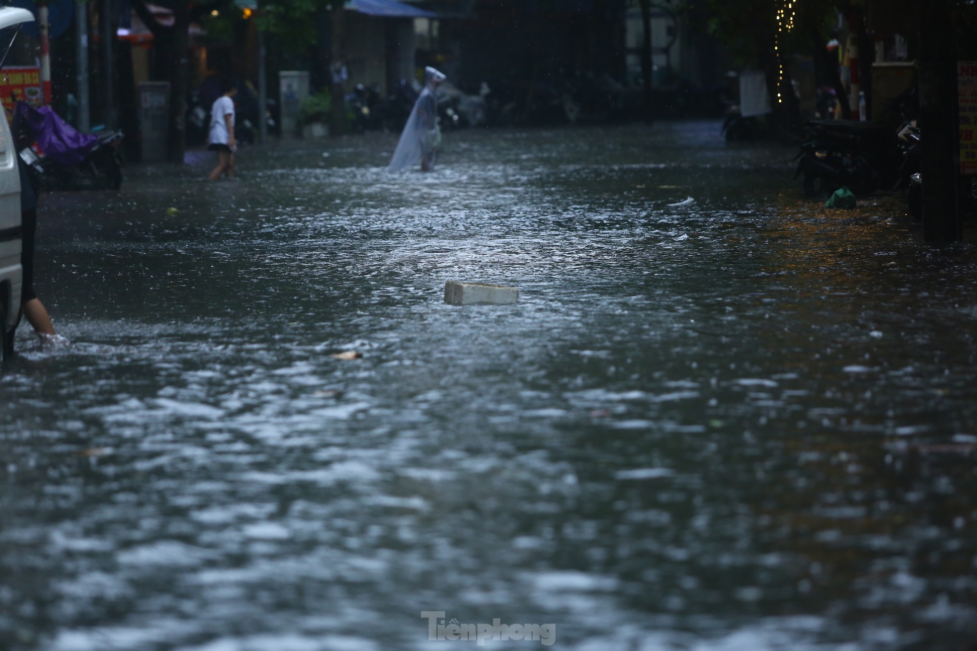 Bị mưa lớn &quot;đánh úp&quot; giữa trưa, nhiều tuyến phố Hà Nội ngập sâu đến chiều - Ảnh 10.