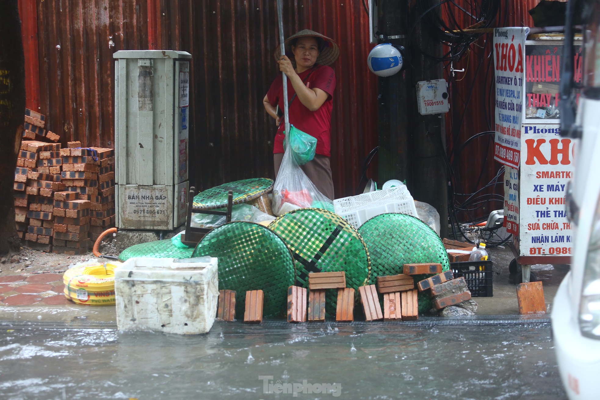 Bị mưa lớn &quot;đánh úp&quot; giữa trưa, nhiều tuyến phố Hà Nội ngập sâu đến chiều - Ảnh 11.