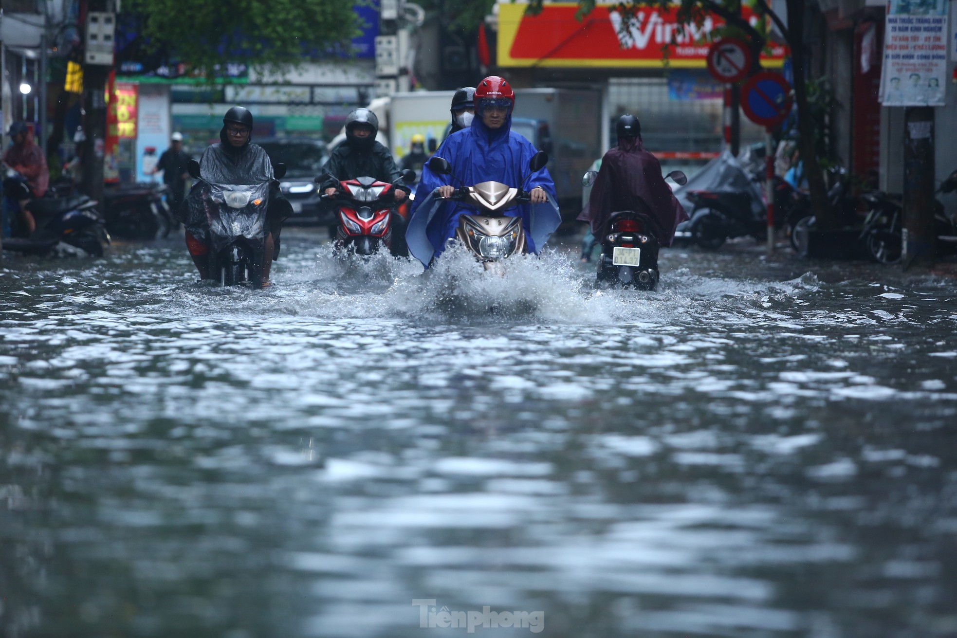 Bị mưa lớn &quot;đánh úp&quot; giữa trưa, nhiều tuyến phố Hà Nội ngập sâu đến chiều - Ảnh 13.