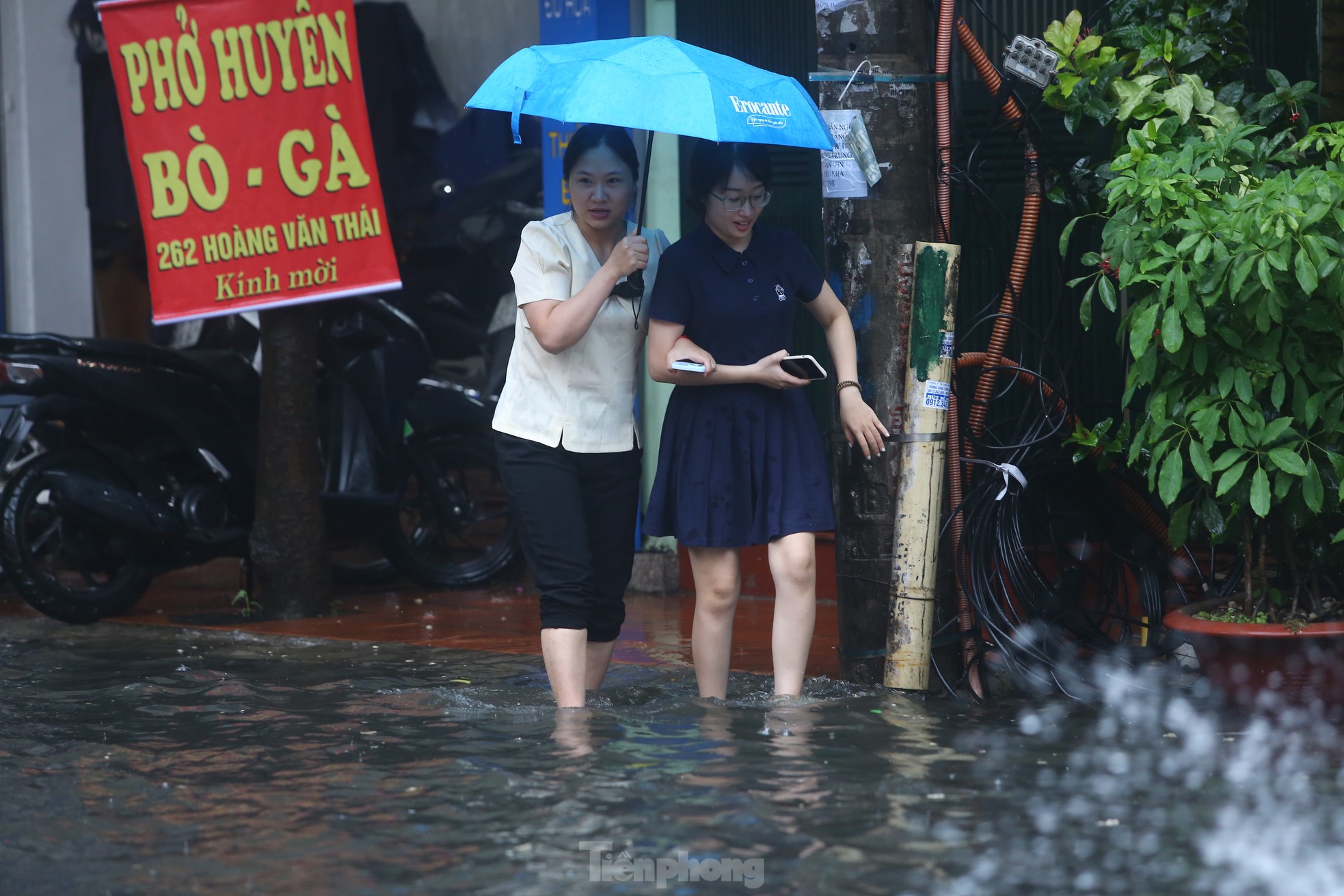Bị mưa lớn &quot;đánh úp&quot; giữa trưa, nhiều tuyến phố Hà Nội ngập sâu đến chiều - Ảnh 14.