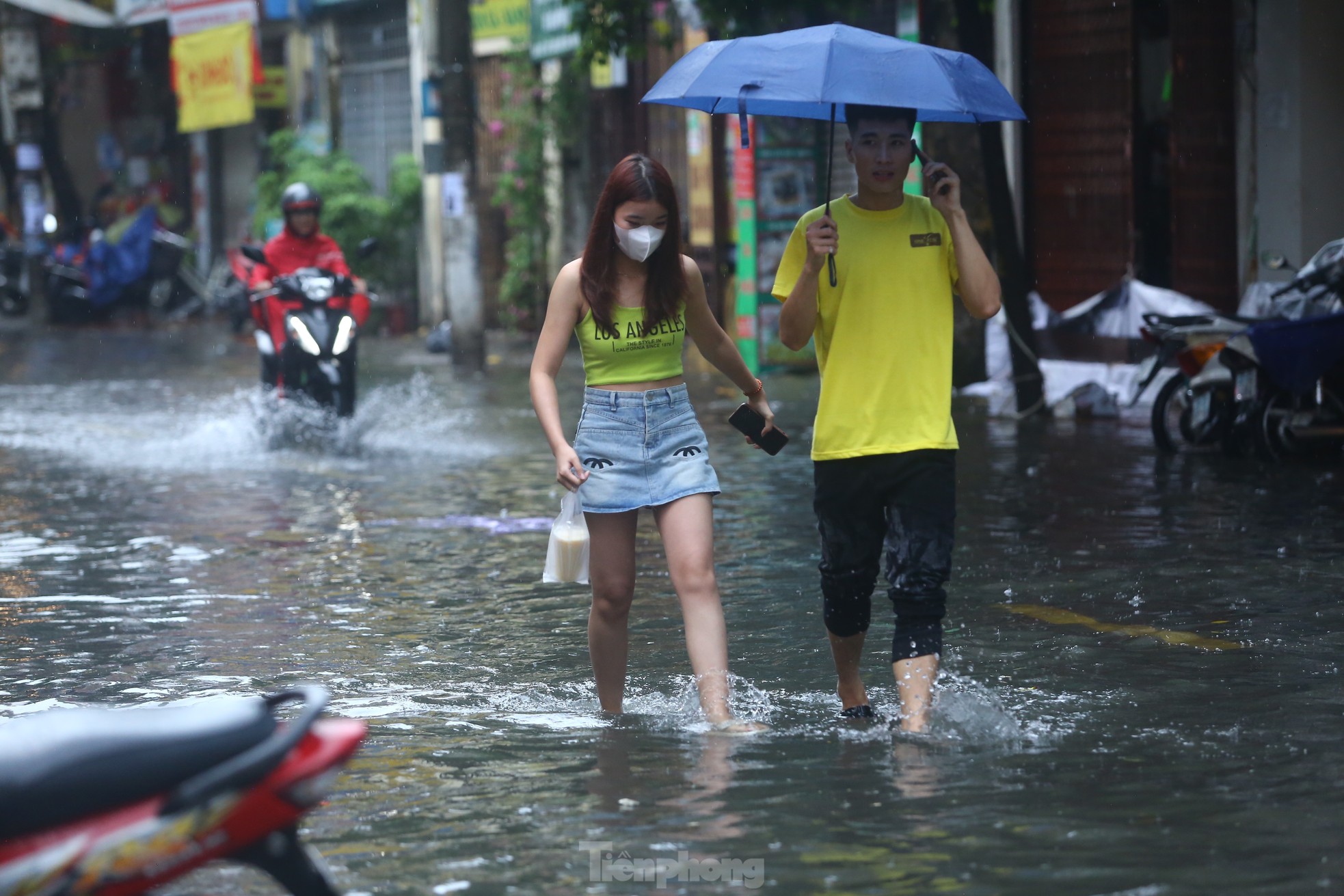 Bị mưa lớn &quot;đánh úp&quot; giữa trưa, nhiều tuyến phố Hà Nội ngập sâu đến chiều - Ảnh 15.