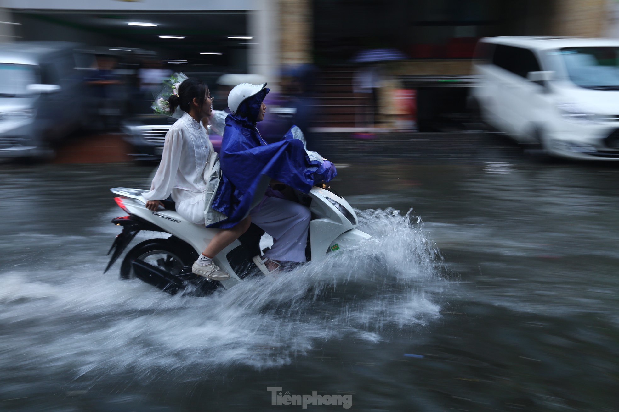 Bị mưa lớn &quot;đánh úp&quot; giữa trưa, nhiều tuyến phố Hà Nội ngập sâu đến chiều - Ảnh 16.