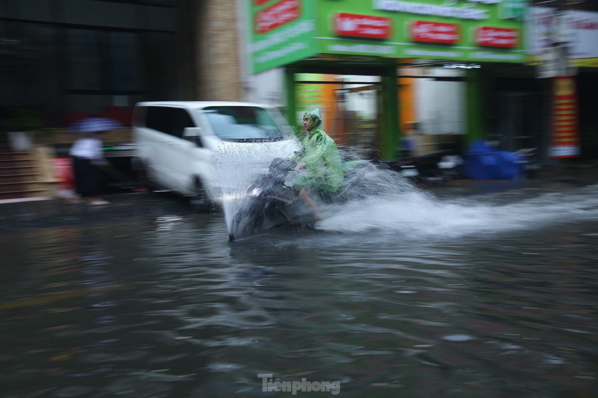 Bị mưa lớn &quot;đánh úp&quot; giữa trưa, nhiều tuyến phố Hà Nội ngập sâu đến chiều - Ảnh 17.