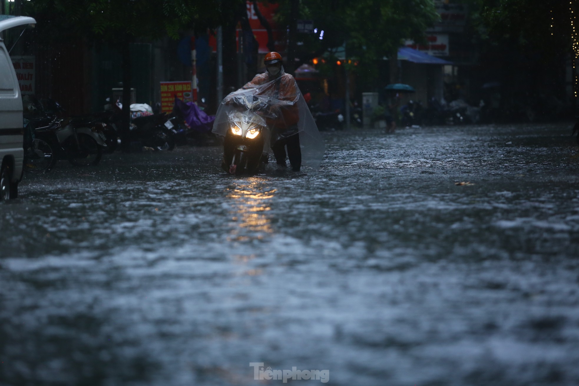 Bị mưa lớn &quot;đánh úp&quot; giữa trưa, nhiều tuyến phố Hà Nội ngập sâu đến chiều - Ảnh 18.