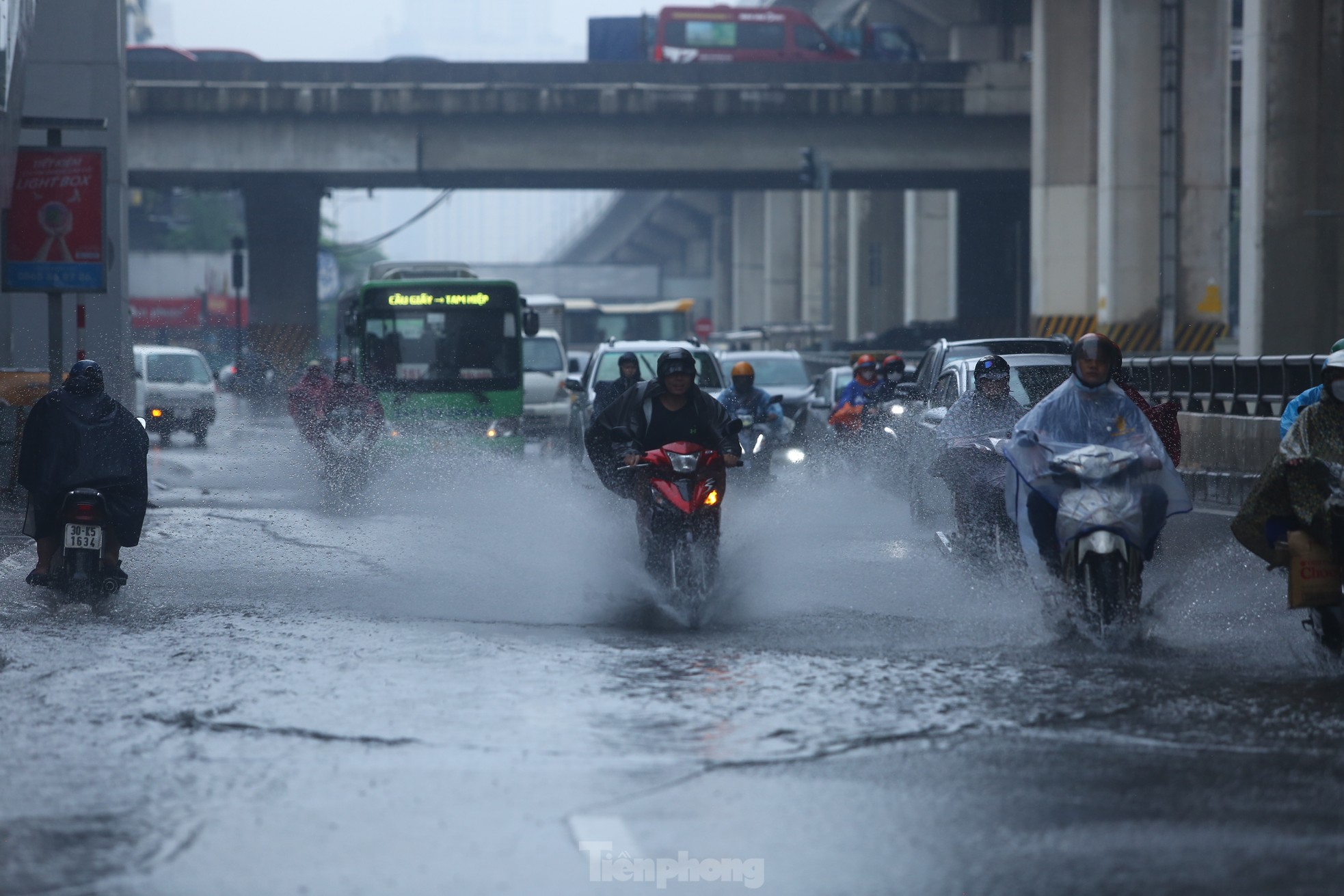 Bị mưa lớn &quot;đánh úp&quot; giữa trưa, nhiều tuyến phố Hà Nội ngập sâu đến chiều - Ảnh 19.