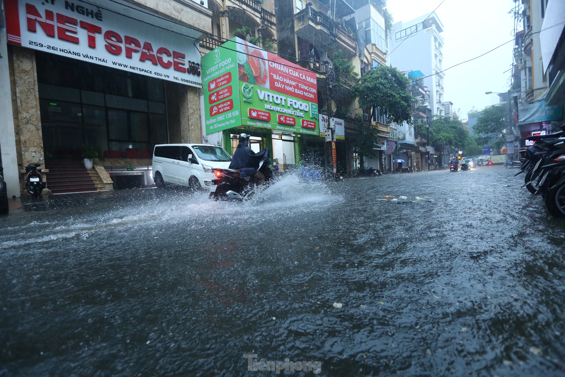 Bị mưa lớn &quot;đánh úp&quot; giữa trưa, nhiều tuyến phố Hà Nội ngập sâu đến chiều - Ảnh 2.