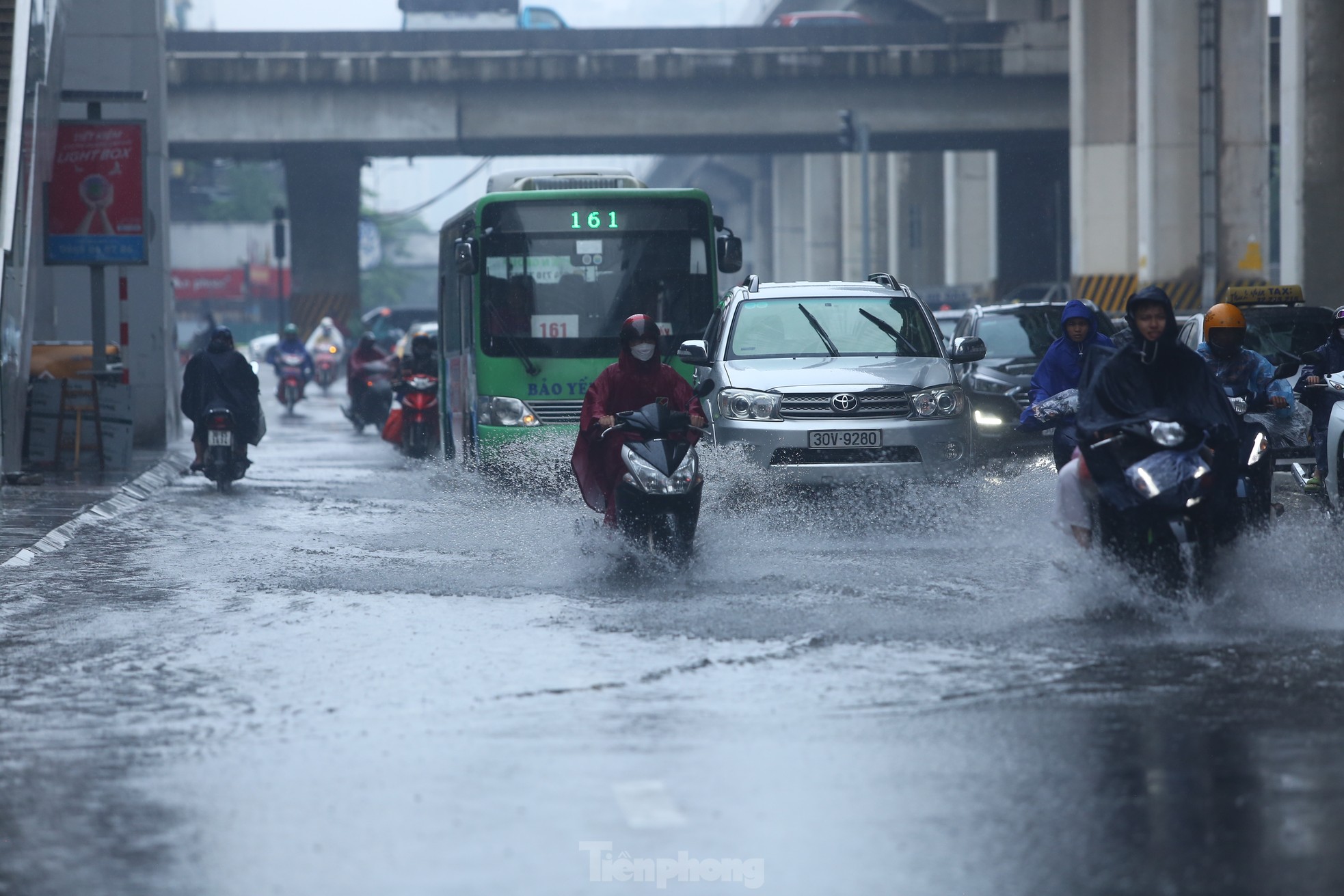 Bị mưa lớn &quot;đánh úp&quot; giữa trưa, nhiều tuyến phố Hà Nội ngập sâu đến chiều - Ảnh 20.