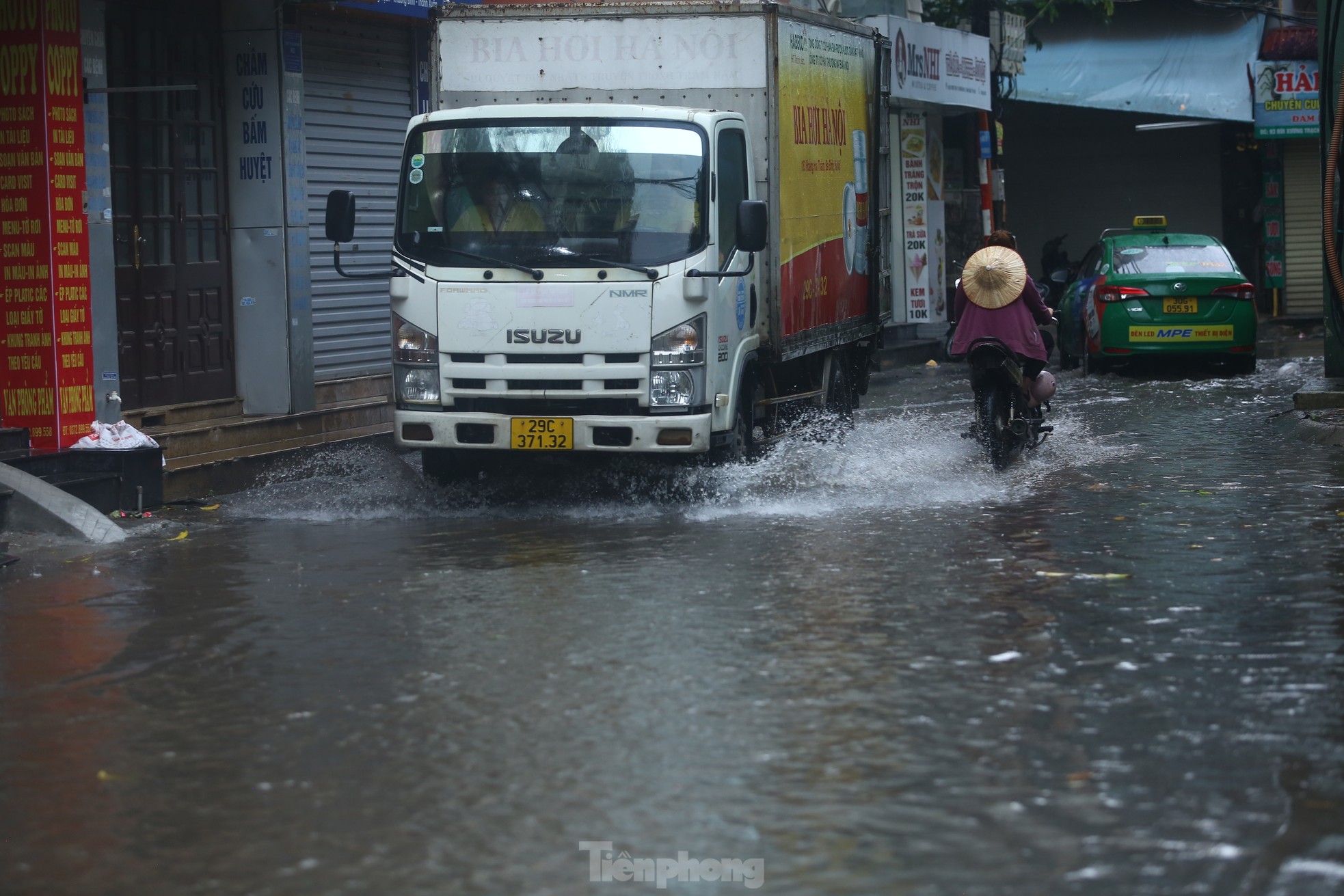 Bị mưa lớn &quot;đánh úp&quot; giữa trưa, nhiều tuyến phố Hà Nội ngập sâu đến chiều - Ảnh 23.