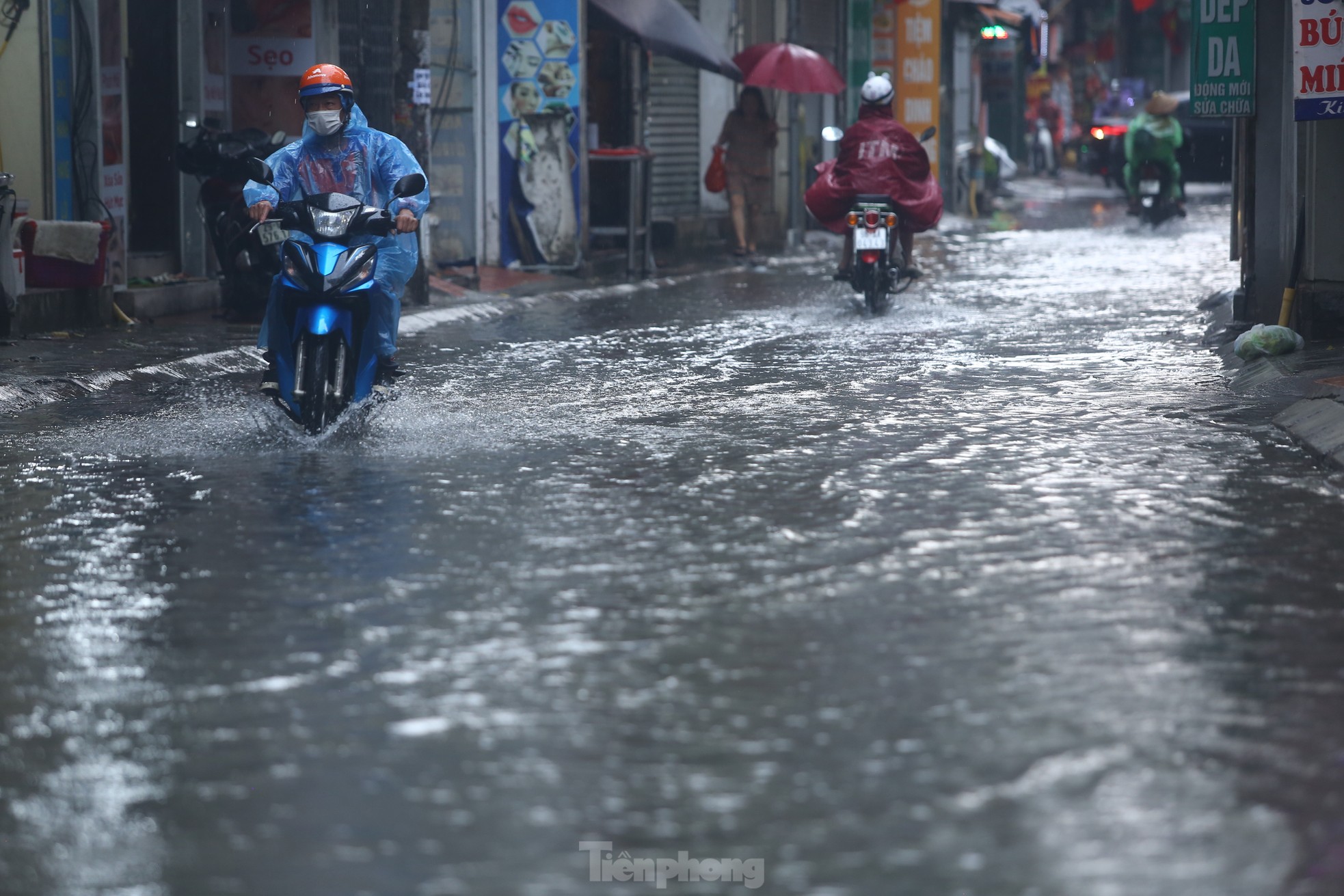 Bị mưa lớn &quot;đánh úp&quot; giữa trưa, nhiều tuyến phố Hà Nội ngập sâu đến chiều - Ảnh 24.