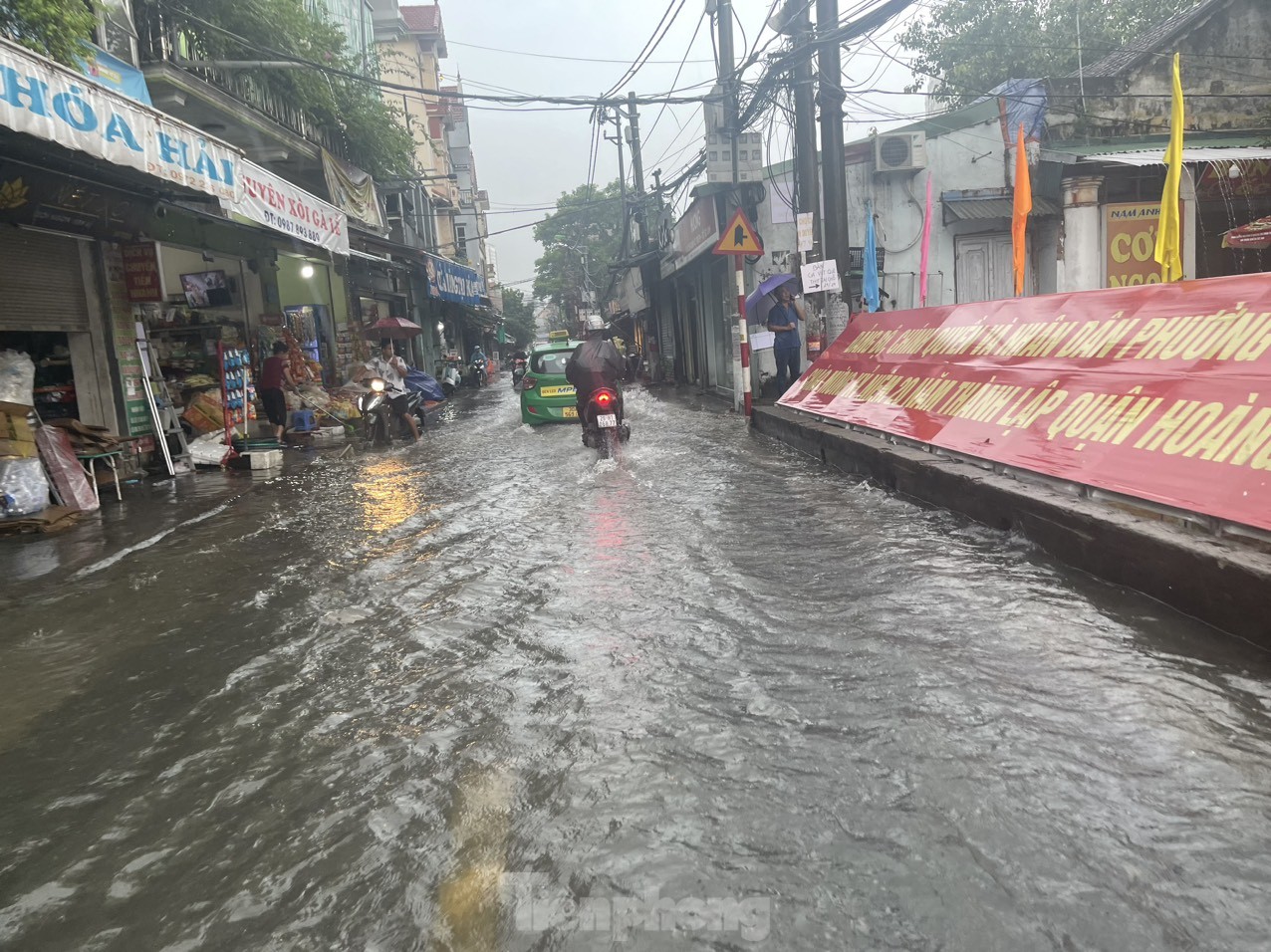 Bị mưa lớn &quot;đánh úp&quot; giữa trưa, nhiều tuyến phố Hà Nội ngập sâu đến chiều - Ảnh 25.