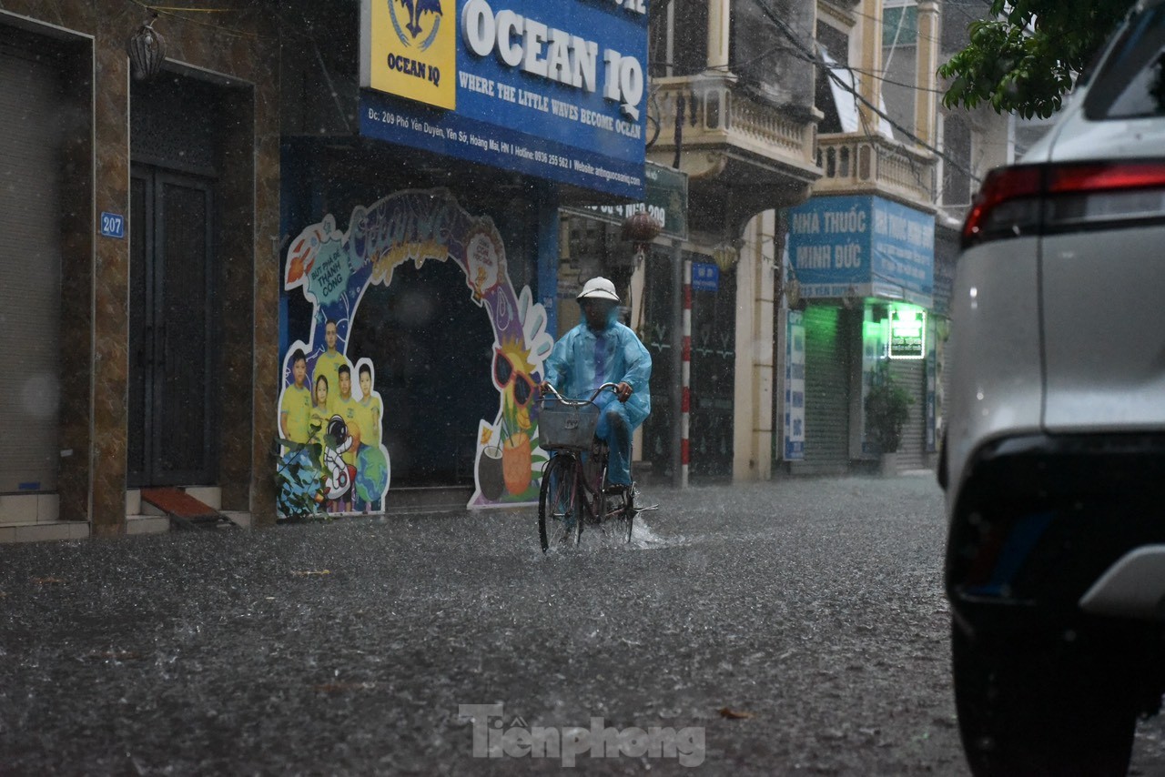 Bị mưa lớn &quot;đánh úp&quot; giữa trưa, nhiều tuyến phố Hà Nội ngập sâu đến chiều - Ảnh 26.