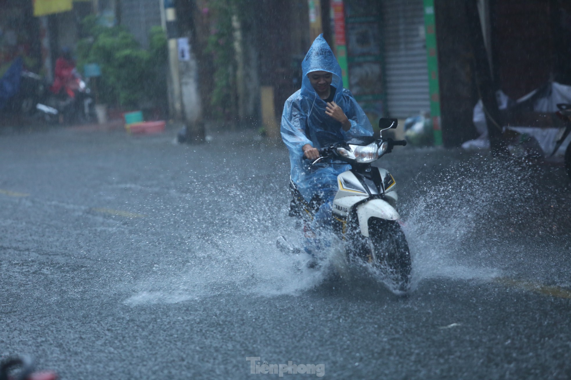 Bị mưa lớn &quot;đánh úp&quot; giữa trưa, nhiều tuyến phố Hà Nội ngập sâu đến chiều - Ảnh 3.