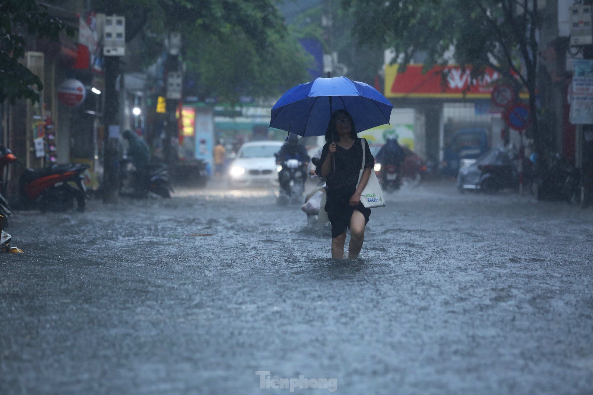 Bị mưa lớn &quot;đánh úp&quot; giữa trưa, nhiều tuyến phố Hà Nội ngập sâu đến chiều - Ảnh 4.