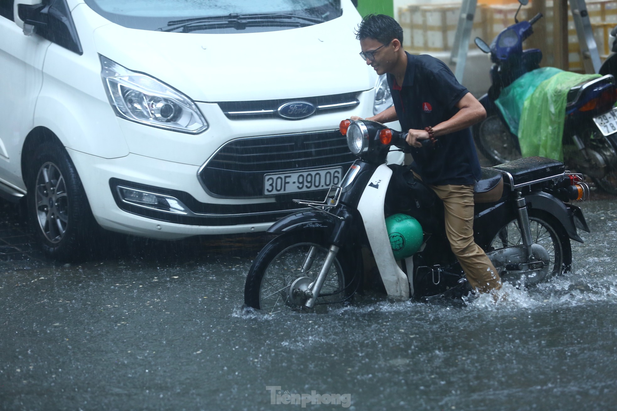 Bị mưa lớn &quot;đánh úp&quot; giữa trưa, nhiều tuyến phố Hà Nội ngập sâu đến chiều - Ảnh 5.