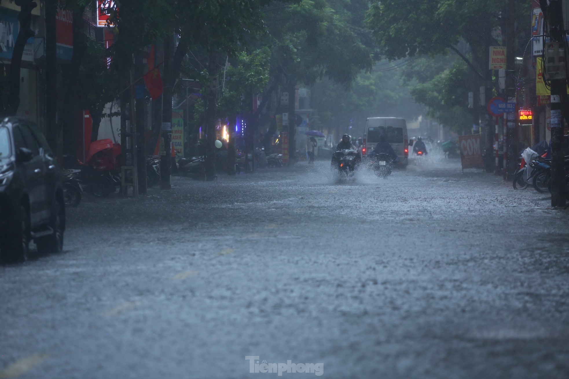 Bị mưa lớn &quot;đánh úp&quot; giữa trưa, nhiều tuyến phố Hà Nội ngập sâu đến chiều - Ảnh 6.