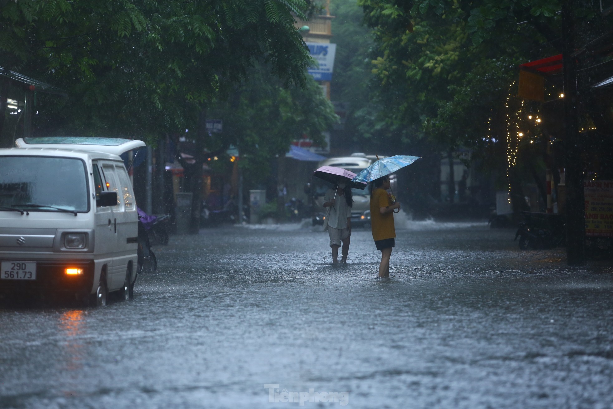 Bị mưa lớn &quot;đánh úp&quot; giữa trưa, nhiều tuyến phố Hà Nội ngập sâu đến chiều - Ảnh 7.