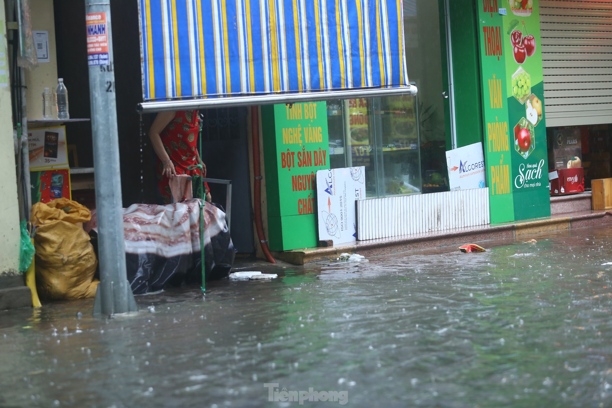 Bị mưa lớn &quot;đánh úp&quot; giữa trưa, nhiều tuyến phố Hà Nội ngập sâu đến chiều - Ảnh 8.