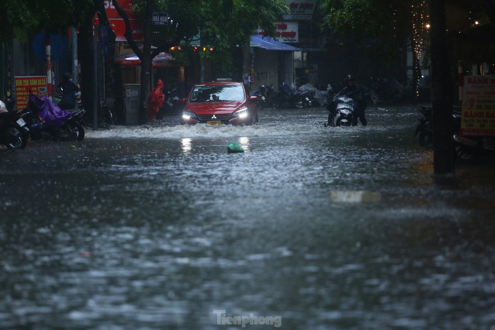 Bị mưa lớn &quot;đánh úp&quot; giữa trưa, nhiều tuyến phố Hà Nội ngập sâu đến chiều - Ảnh 9.