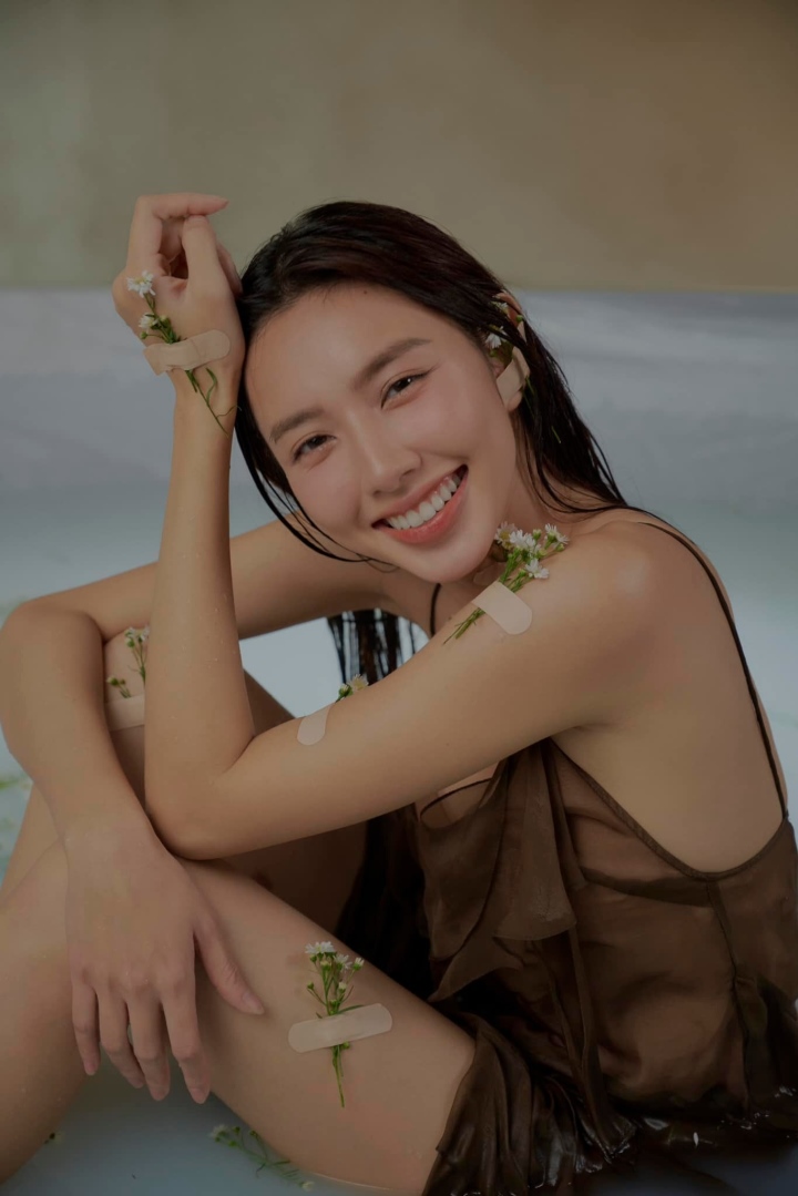 25 tuổi, Hoa hậu Thùy Tiên đã 'dám khoe' các nhược điểm cơ thể - Ảnh 2.