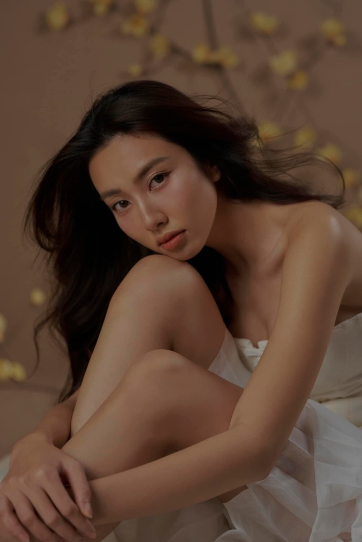 25 tuổi, Hoa hậu Thùy Tiên đã 'dám khoe' các nhược điểm cơ thể - Ảnh 1.