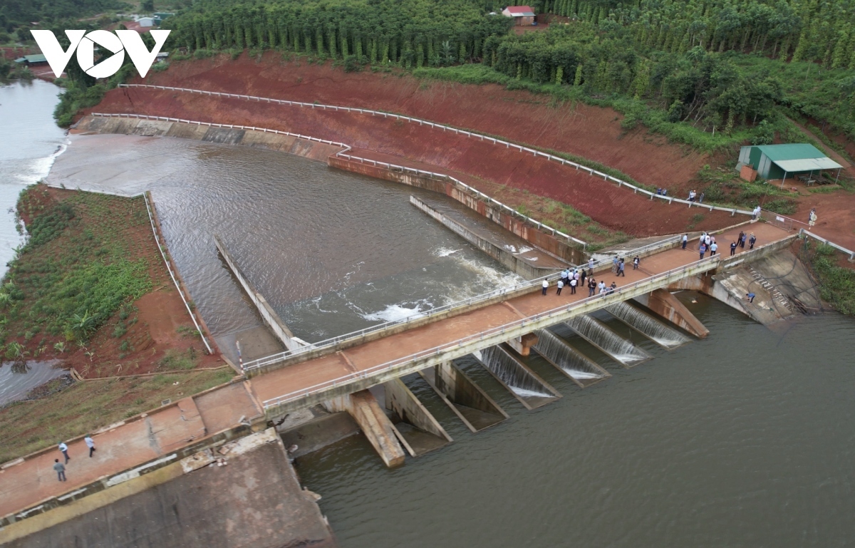 Sạt lở nghiêm trọng ở Đắk Nông: Khẩn cấp chặn nước chảy vào trong thân khối trượt - Ảnh 4.