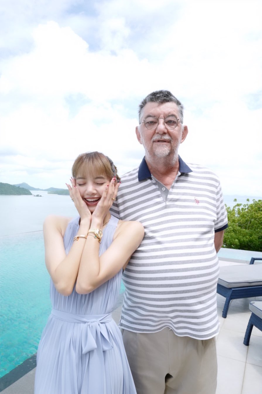 Lisa (BLACKPINK) lộ bằng chứng hẹn hò chung bàn với &quot;thái tử&quot; đế chế tỷ phú, còn đăng ảnh chàng lên MXH? - Ảnh 7.