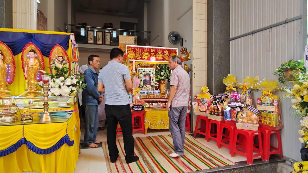 Bầu Đức khóc tiễn đưa bác sĩ CLB Hoàng Anh Gia Lai - Ảnh 2. Bầu Đức khóc tiễn đưa bác sĩ CLB Hoàng Anh Gia Lai - Ảnh 2.