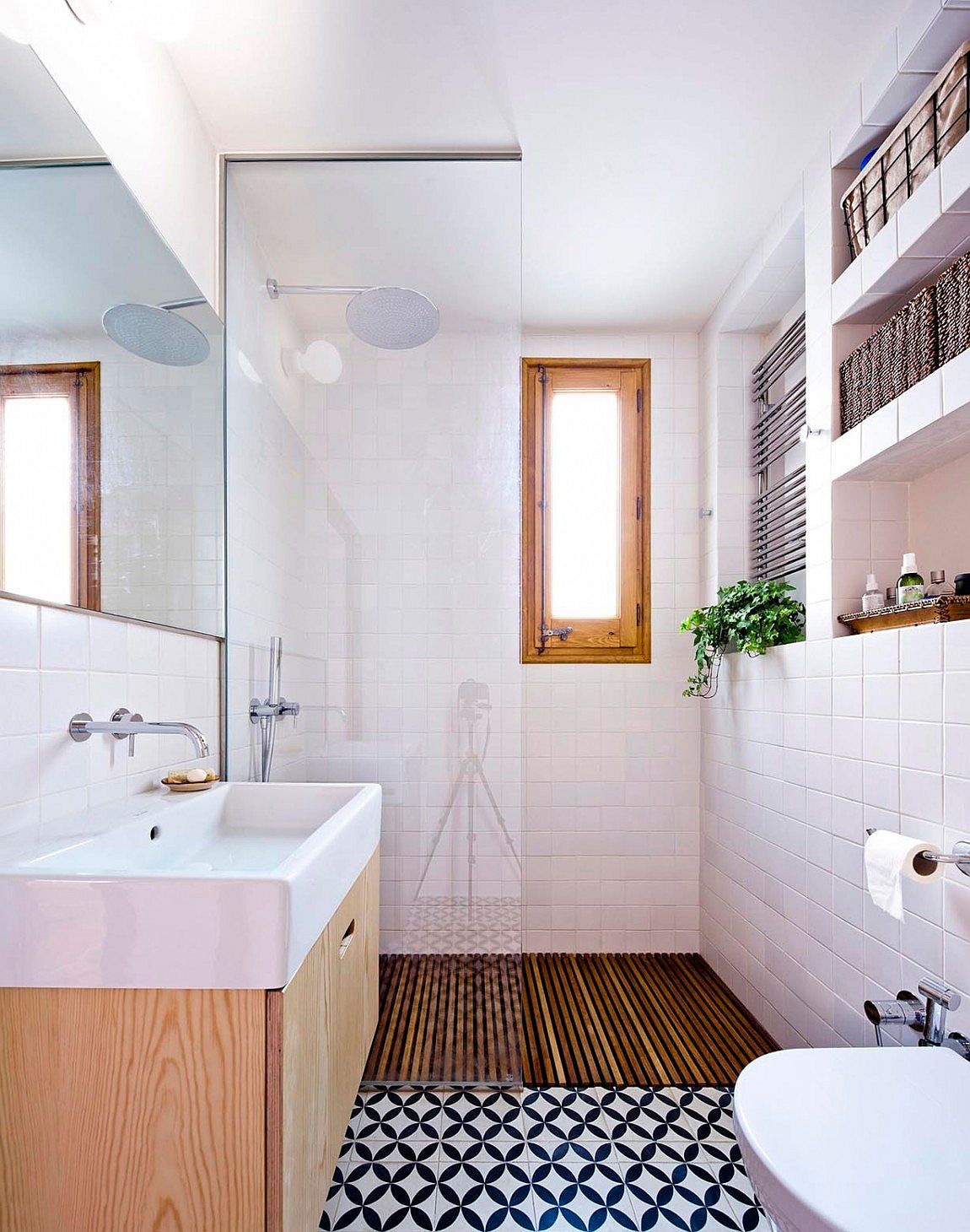 dashing-wood-and-white-bathroom-for-the-small-barcelona-apartment-16920034575881368900951.jpg