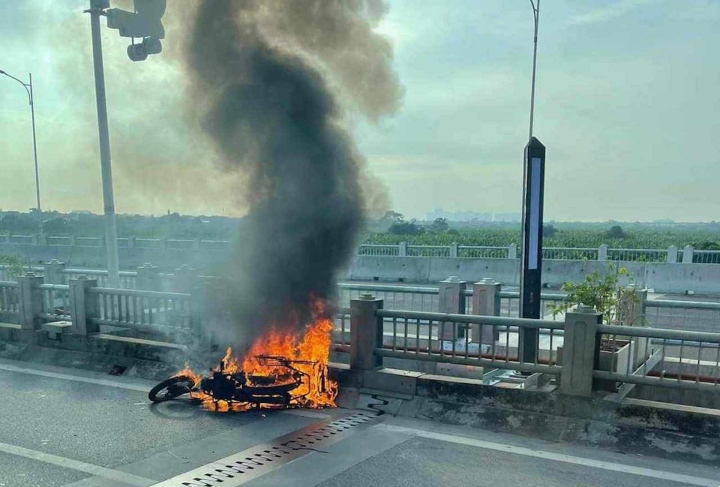 Hà Nội: Xe máy cháy trơ khung trên cầu Vĩnh Tuy, giao thông ùn tắc - Ảnh 1.