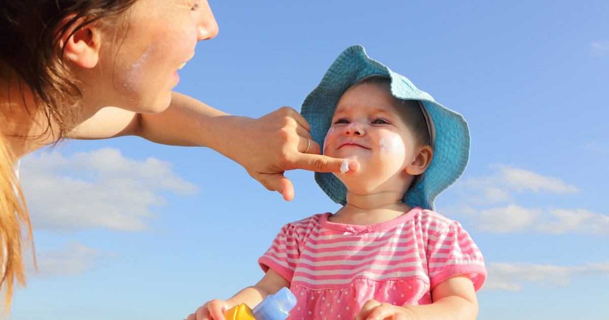 Chọn kem chống nắng mùa hè cho trẻ đúng cách: SPF bao nhiêu là đủ? - Ảnh 1.