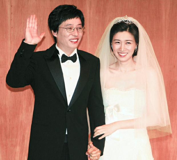 MC quốc dân Yoo Jae Suk bị tố thường xuyên đánh đập vợ, khiến bà xã uất ức đến mức òa khóc - Ảnh 2.
