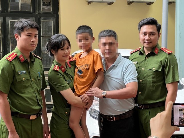 Chủ tịch Hà Nội khen thưởng 4 tập thể, 5 cá nhân có thành tích truy bắt đối tượng bắt cóc trẻ em - Ảnh 1.
